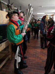 Schalmeien spielen im Schulhausflur