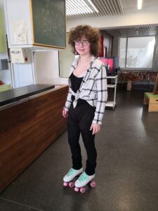 Mädchen im Look der 80er Jahr mit Rollerblades